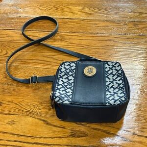 Tommy Hilfiger navy blue crossbody purse.  Zip close. Great condition.